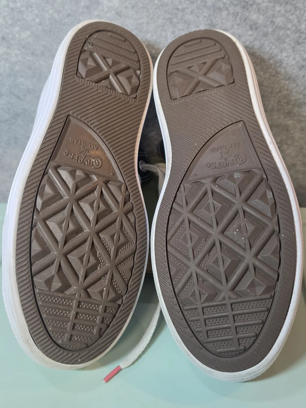 Converse no laces